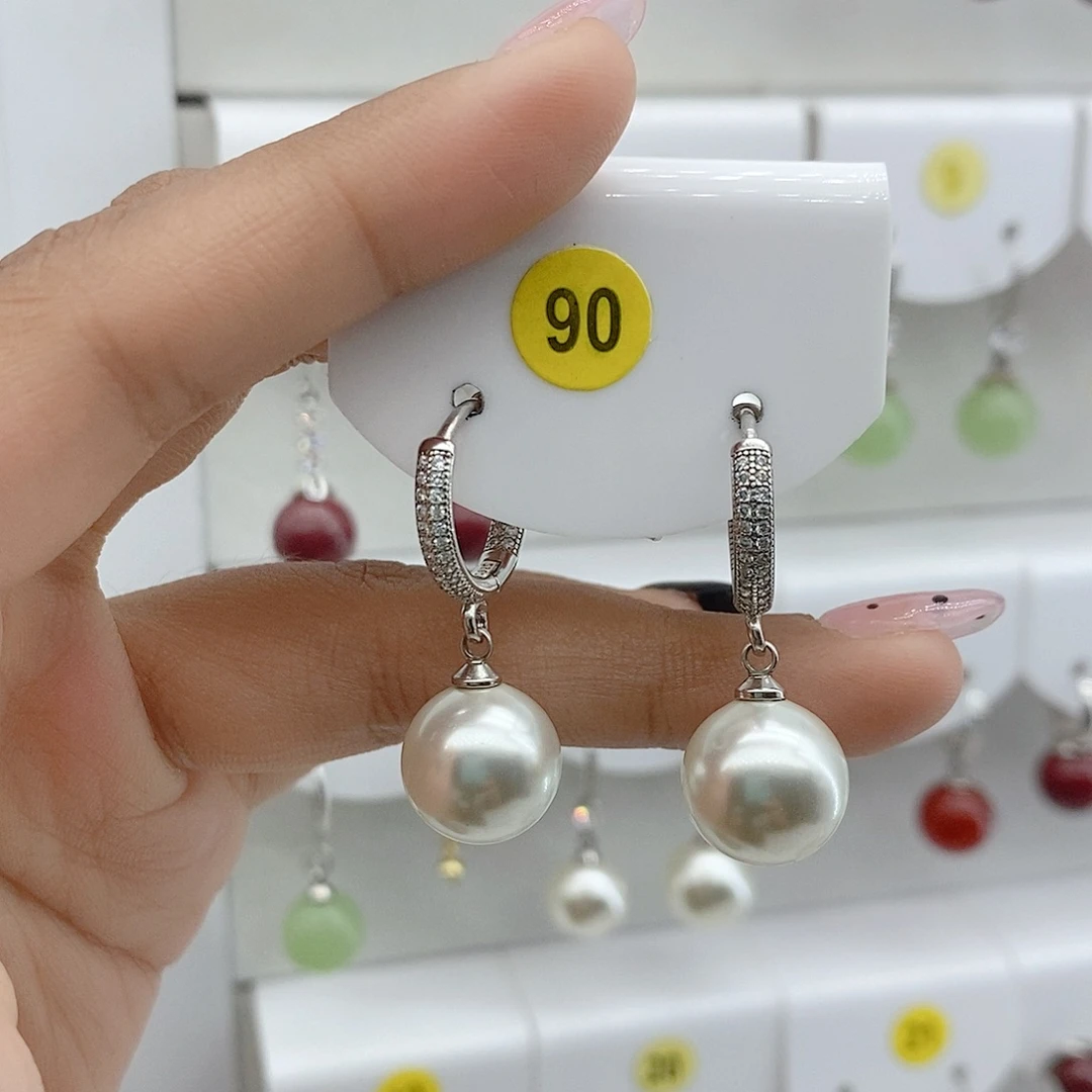 无足银白色的珠子