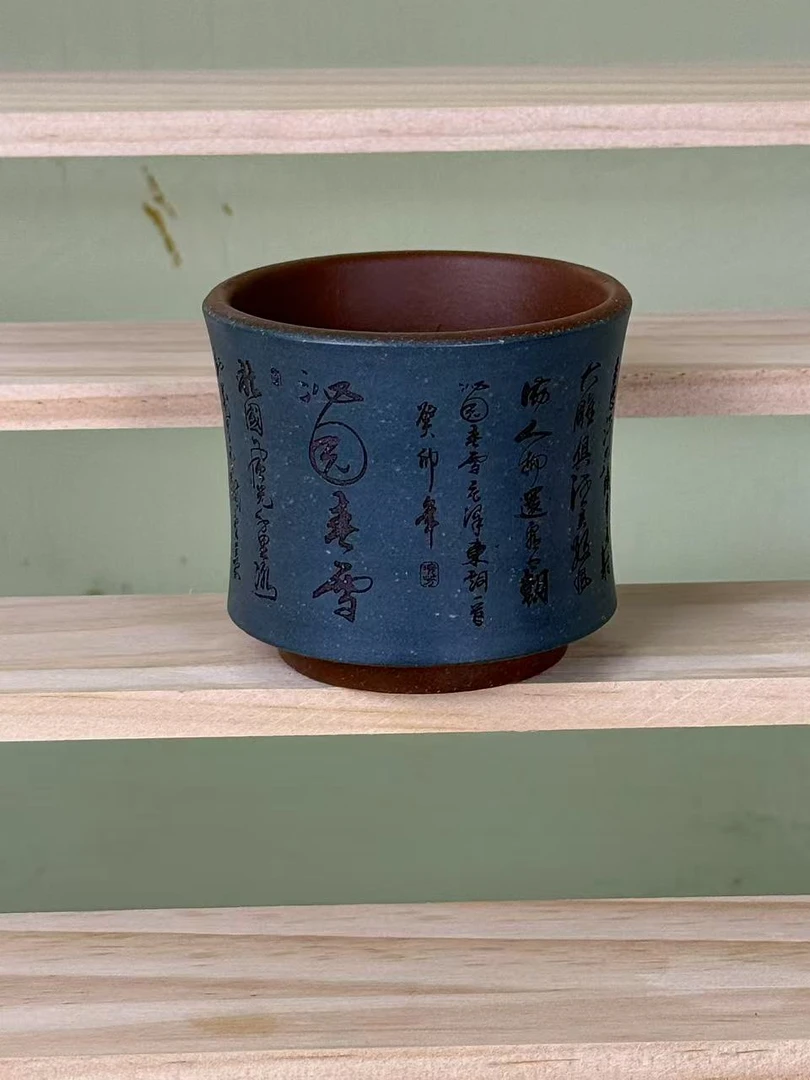 宜兴紫砂，双层粉浆。通传沁园春雪刻绘黑金茶具直筒双色品茗杯天青