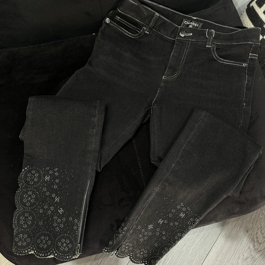 99新 Chanel/香奈儿 Chanel 香奈儿蕾丝裤脚山茶花黑色牛仔裤36码
