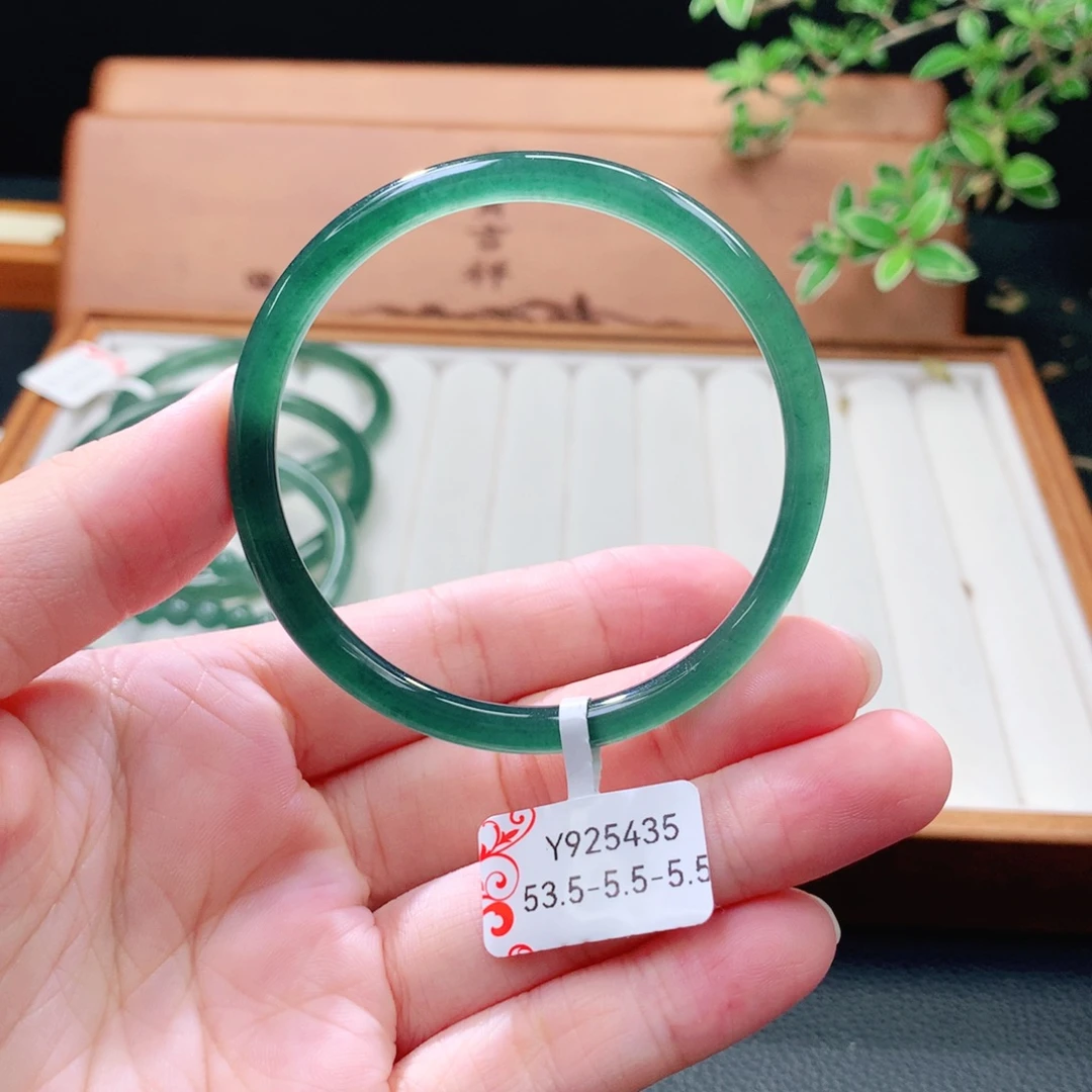 翡翠未镶嵌手镯（圆镯）