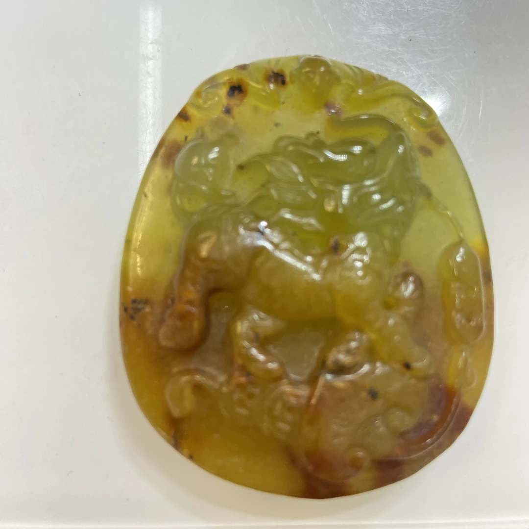 岫玉俏色巧雕花玉麒麟瑞兽献宝