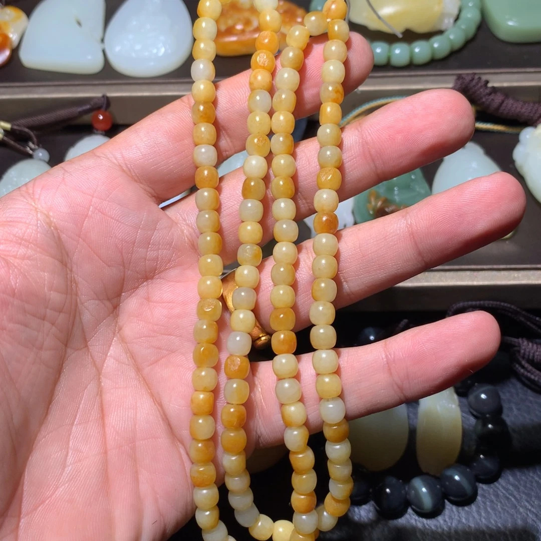 王***珏和田玉未镶嵌颈饰