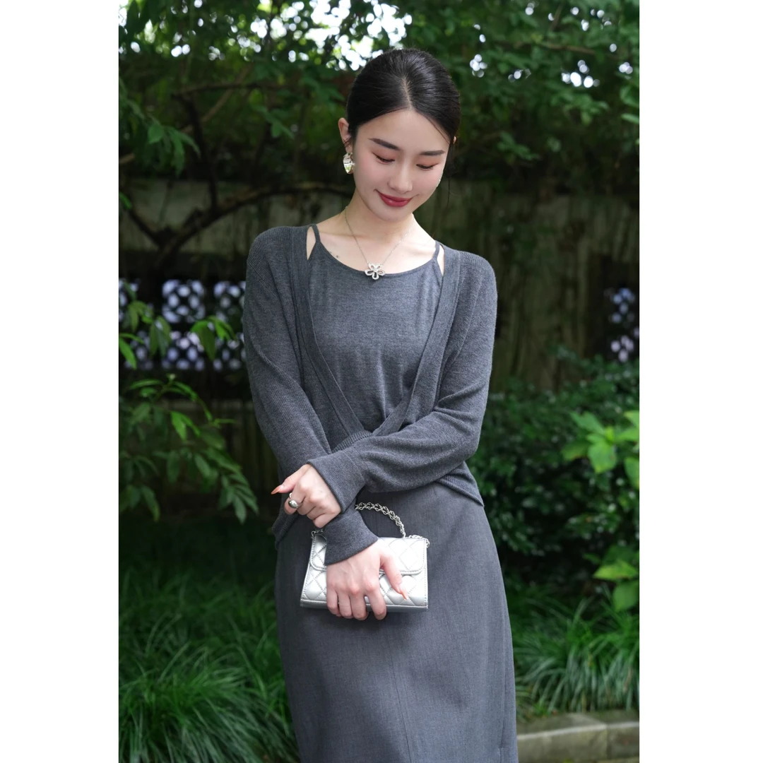 HELA AOMI“真两件露肩针织”叠穿圆领绵羊毛修身扭结吊带针织衫