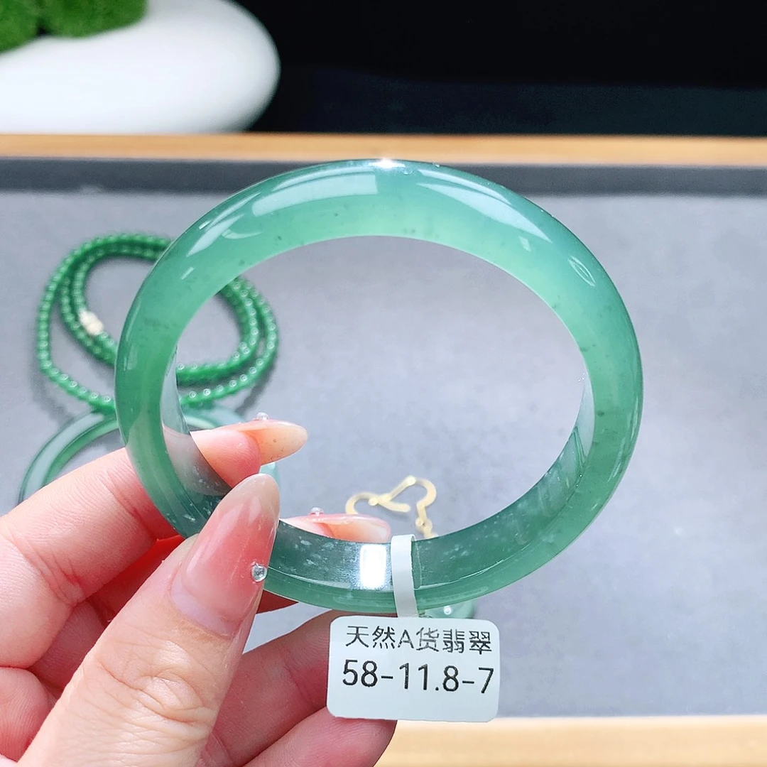 未镶嵌手镯（圆镯）翡翠