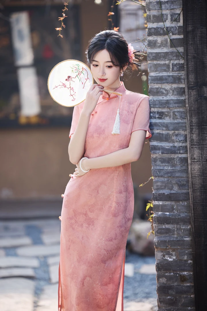 粉色旗袍少女清新可爱长款2025年夏季新款新中式修身小个子连衣裙