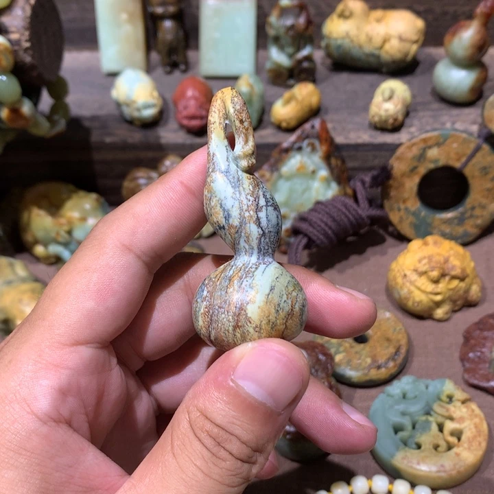 未镶嵌岫岩河磨玉（透闪石质玉）把件