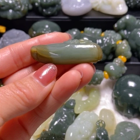 颈饰未镶嵌和田玉（糖玉）