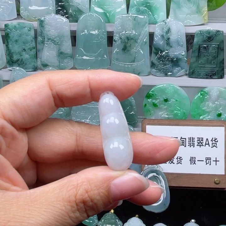 颈饰未镶嵌翡翠平安四季豆