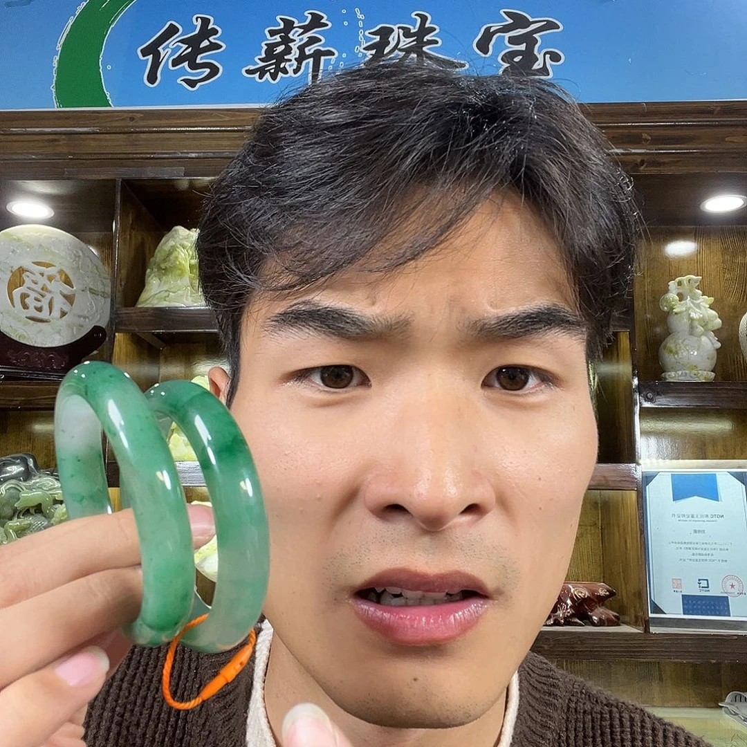 未镶嵌手镯翡翠多样性