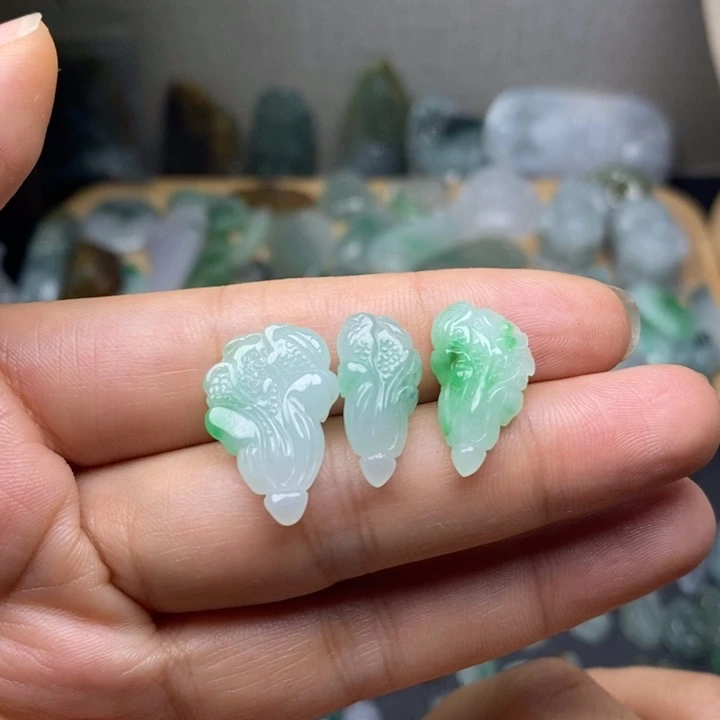 颈饰未镶嵌翡翠白菜一个