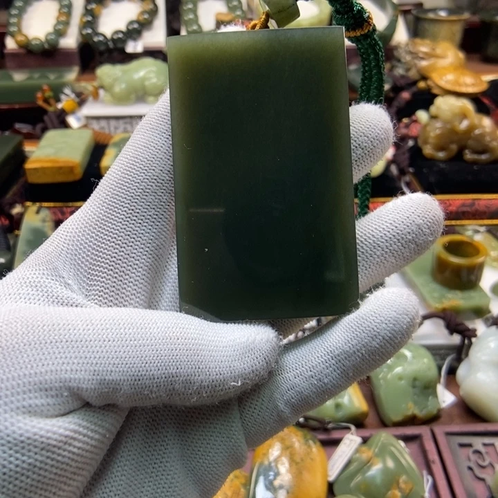 未镶嵌岫岩河磨玉（透闪石质玉）把件