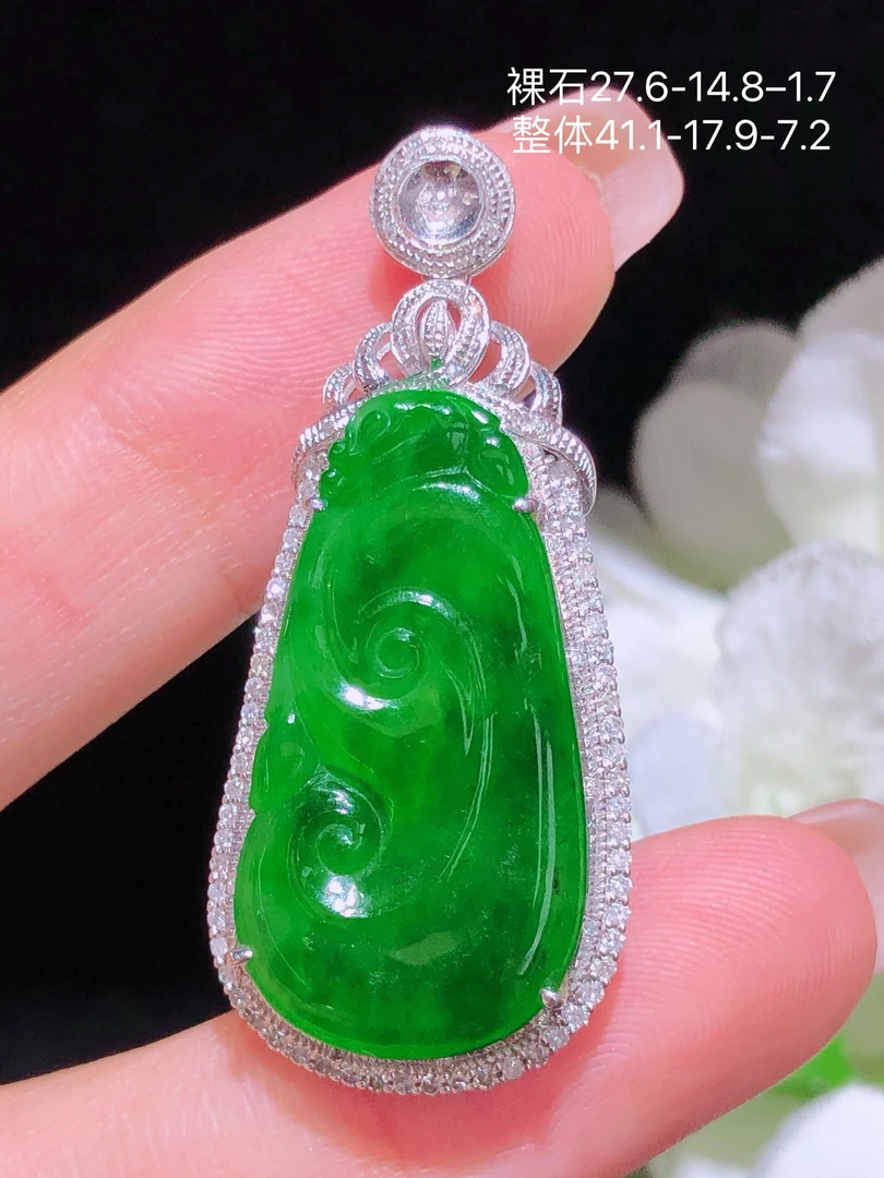 天然缅料翡翠A货 满绿如意吊坠 18K金镶钻