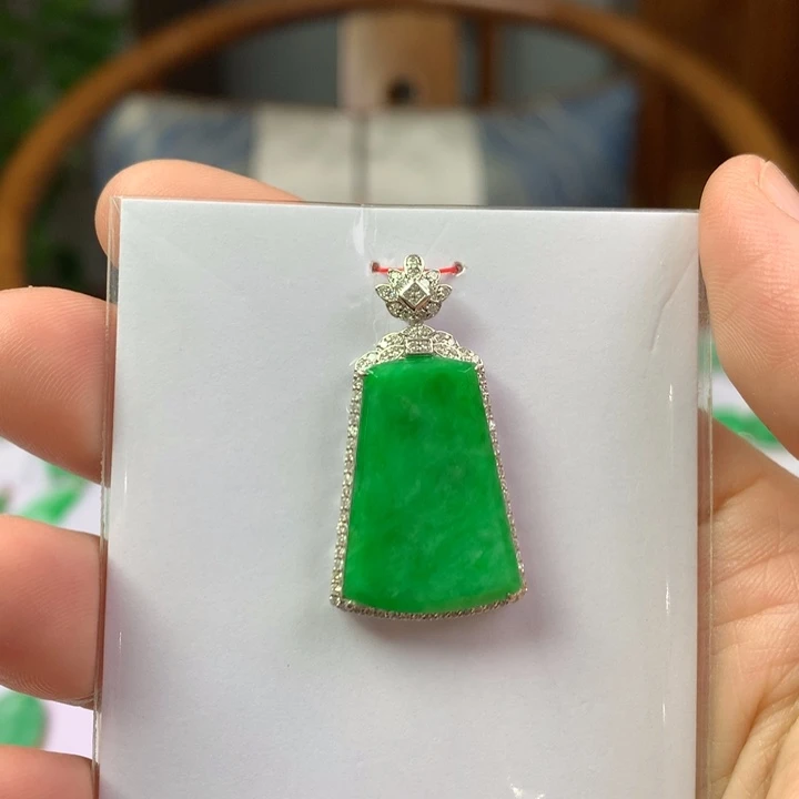 翡翠18K金镶嵌颈饰翡翠吊坠