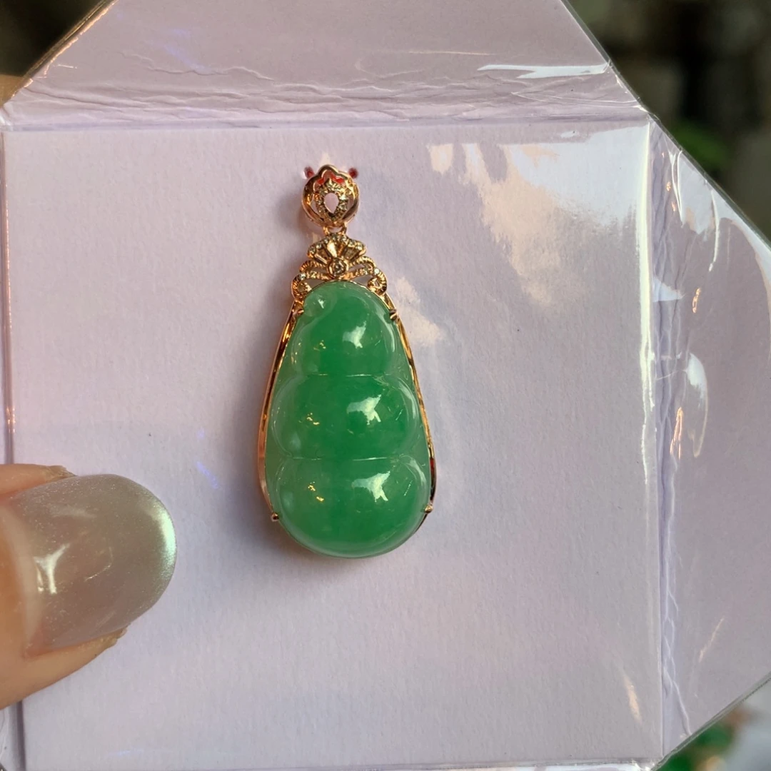 翡翠18K金镶嵌颈饰福豆