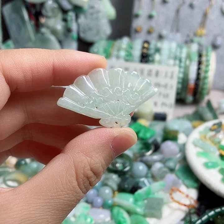翡翠颈饰未镶嵌扇子