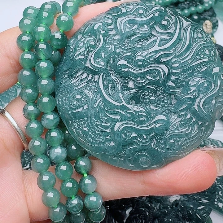 翡翠未镶嵌颈饰多样性发其一