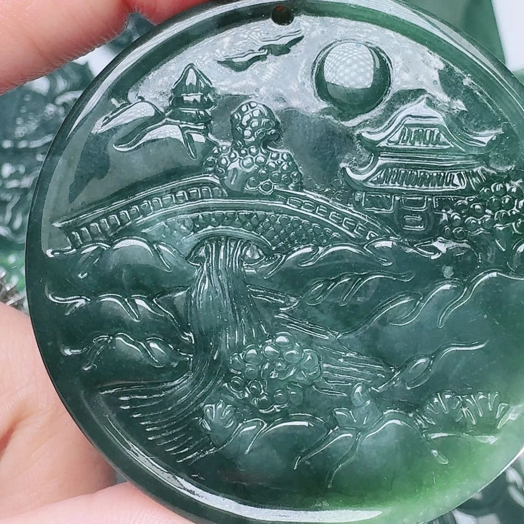 翡翠未镶嵌颈饰多样性发其一