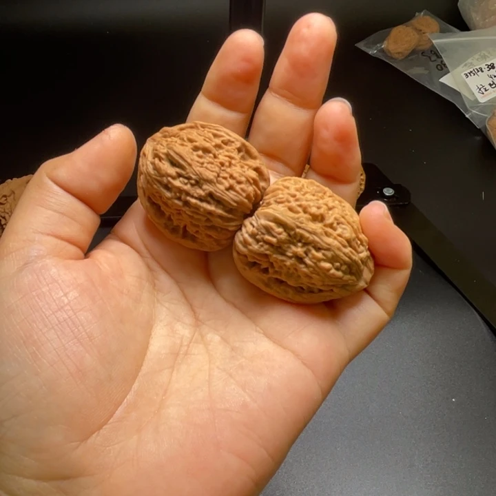 桃核吊坠○***●33有黄点南疆石色差