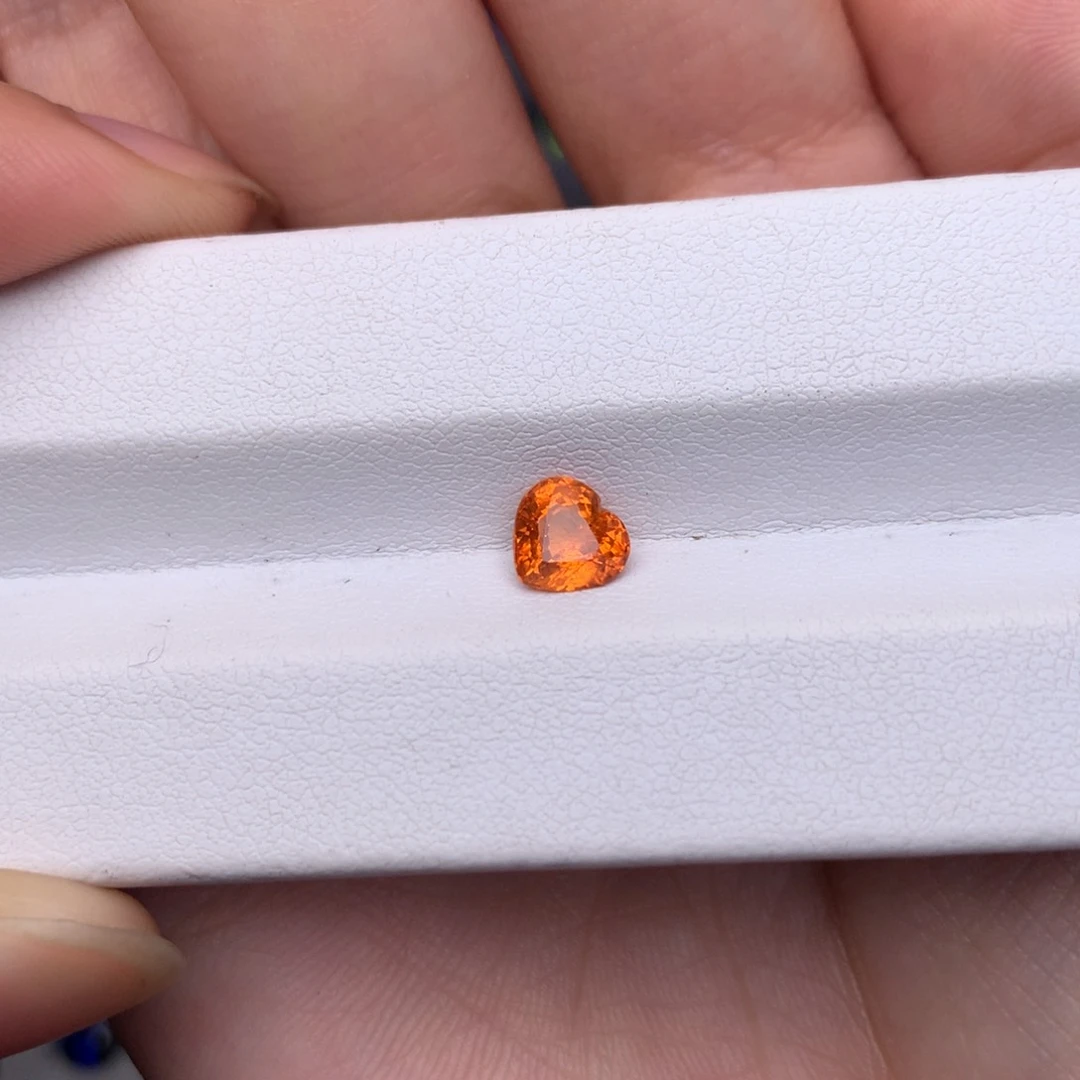 未镶嵌裸石石榴石（芬达石）1.31ct
