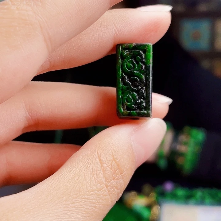 翡翠未镶嵌颈饰多样性