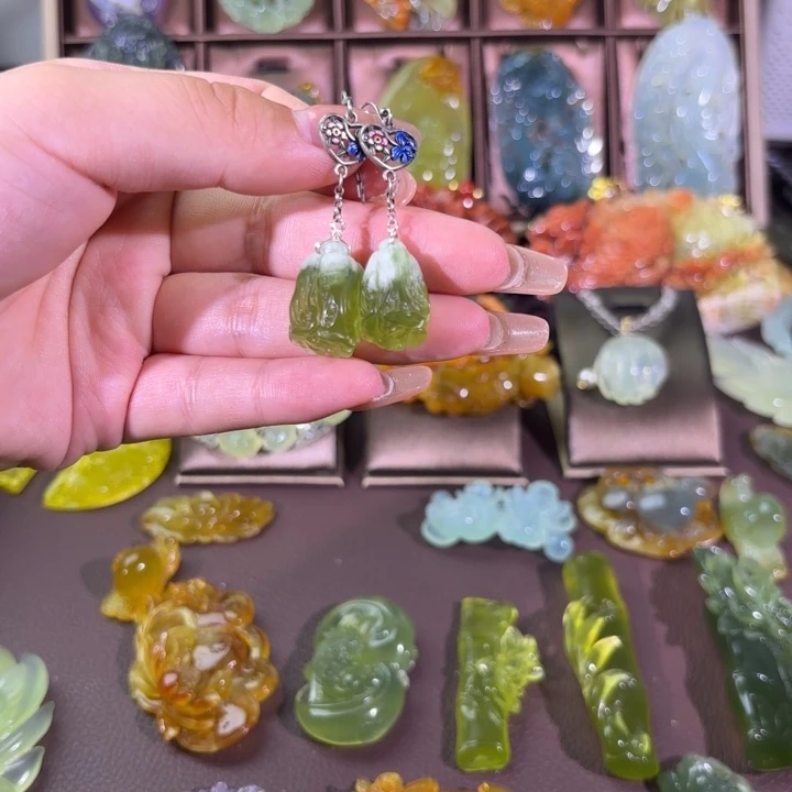 未镶嵌蛇纹石玉颈饰浴**生