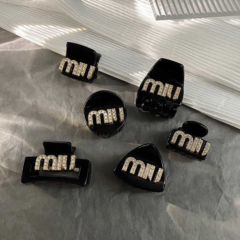 M字母镶钻秋季年新抓夹简约小抓夹百搭ins后脑勺抓发饰女式鲨鱼夹