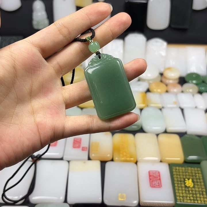 石英质玉未镶嵌颈饰