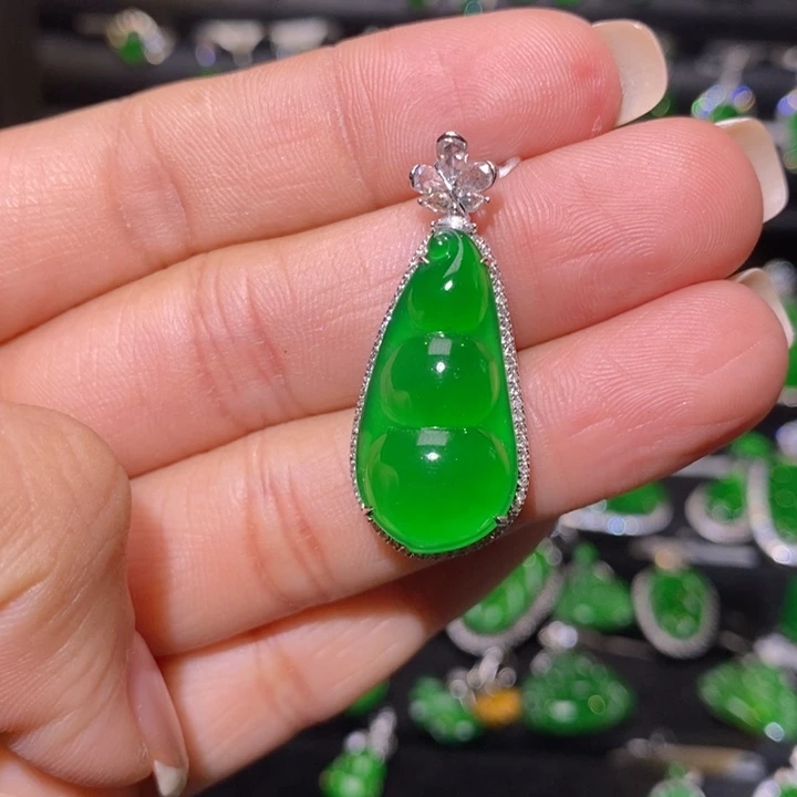 颈饰18K金镶嵌翡翠福豆吊坠