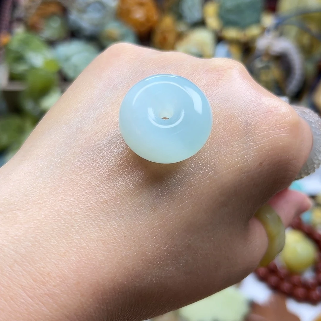 岫玉未镶嵌颈饰天青冻面包扣