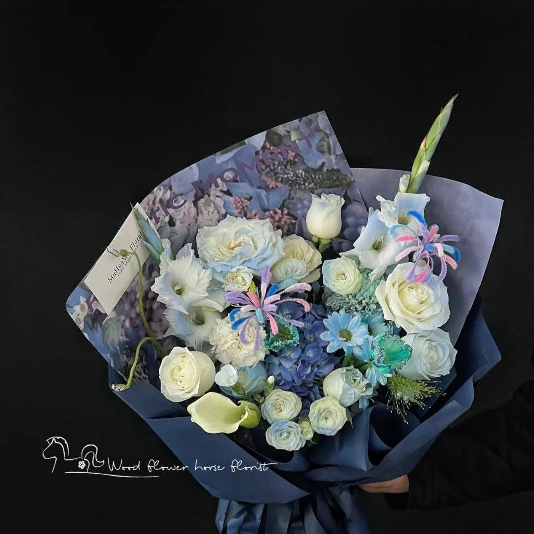 【烟花表演】7朵白玫瑰1支绣球2支剑兰1支小雏菊1支郁金香1支牡丹菊1支马蹄莲2支康乃馨