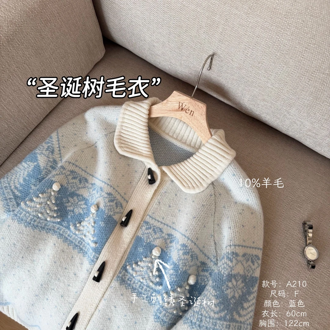 The Wén ‘圣诞树毛衣’翻领牛角扣刺绣拼接显瘦毛衣 A210
