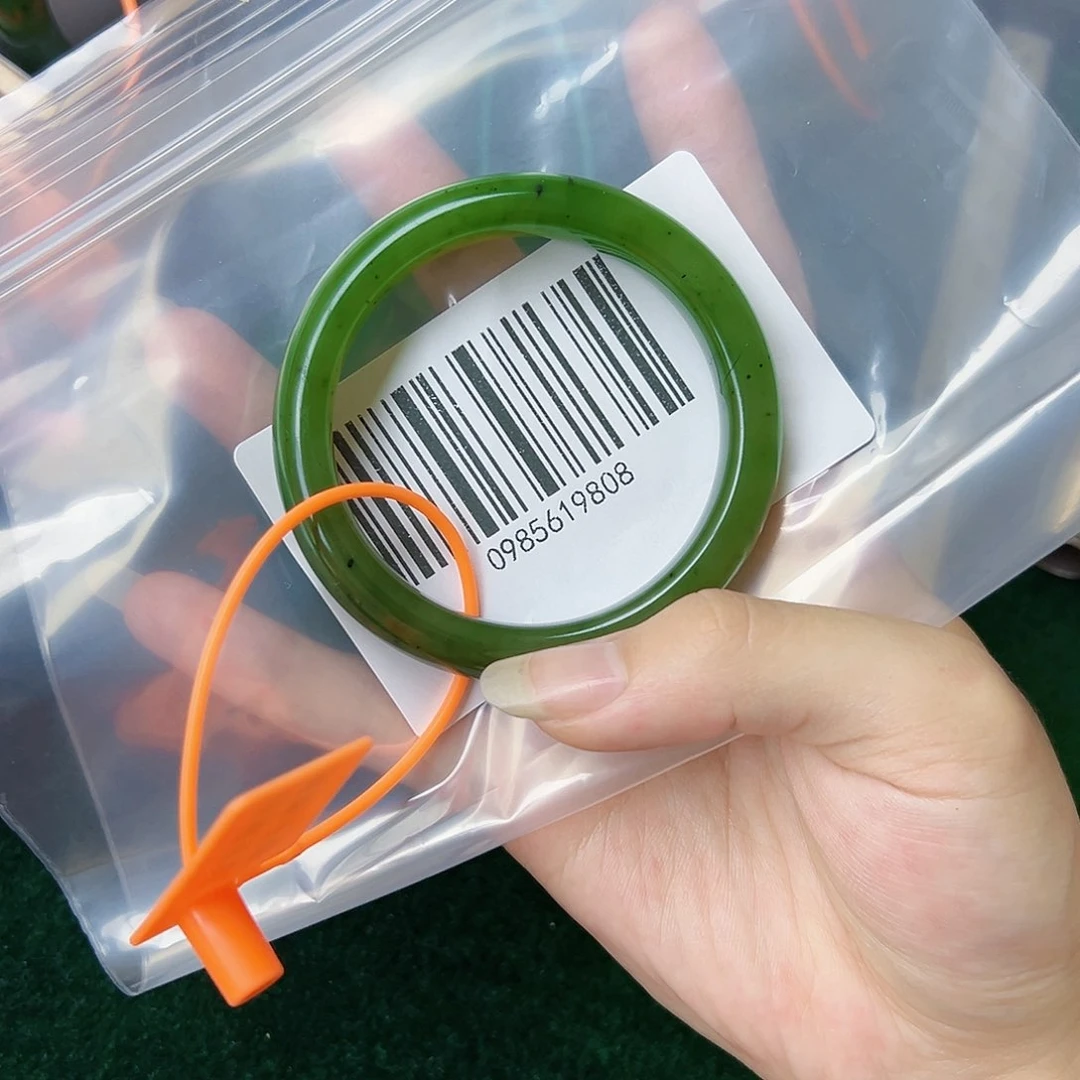 小***愫和田玉手镯未镶嵌