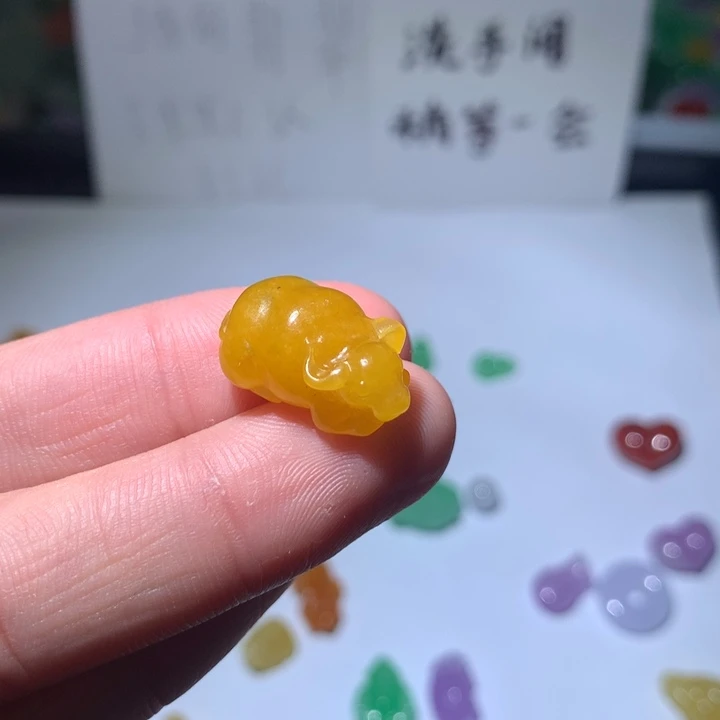 艾***仔翡翠未镶嵌颈饰挂件