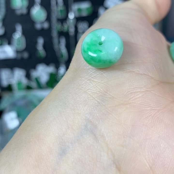 翡翠未镶嵌颈饰西***?翡翠未镶嵌颈饰