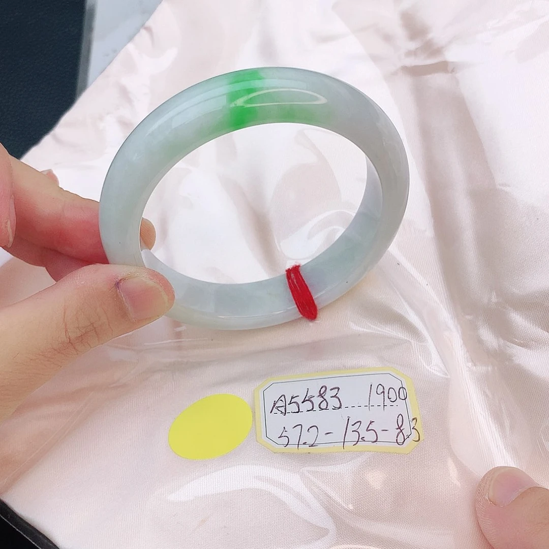 翡翠手镯未镶嵌我