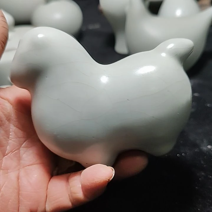 官瓷天青釉小马驹