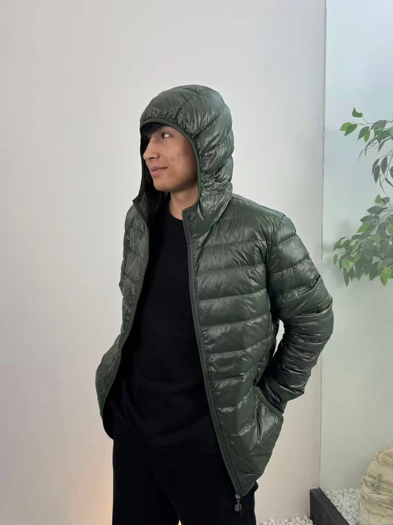 连帽防水轻薄羽绒服