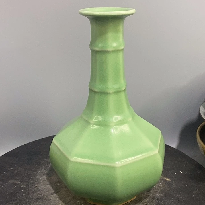 龙泉玄纹瓶造型独特