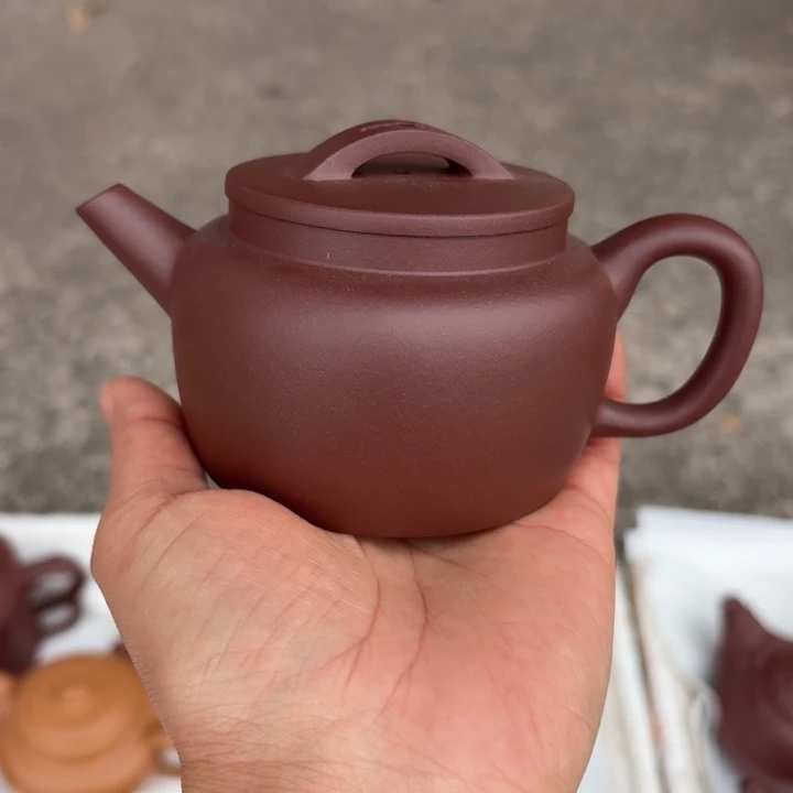 茶壶紫砂汉瓦半手220毫升，底槽清微瑕