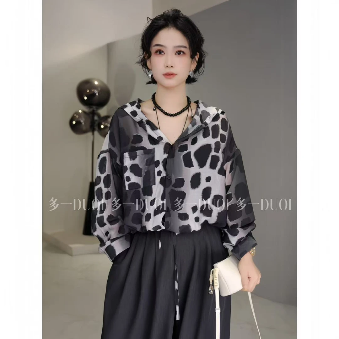 多一“风情豹”2025夏季休闲豹纹印花单排扣连帽宽松轻薄遮阳衬衫