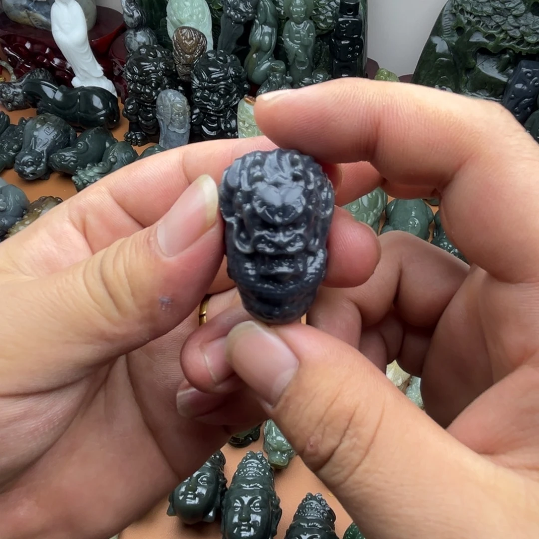 和田玉未镶嵌把件