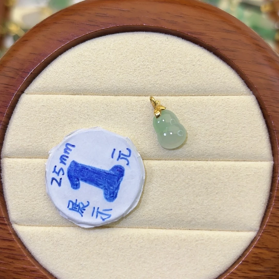 颈饰18K金镶嵌翡翠葫芦