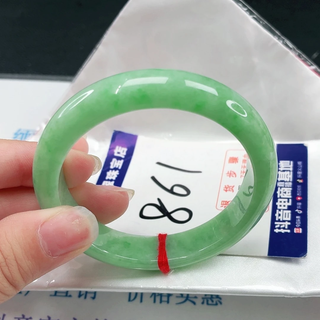 翡翠手镯未镶嵌翡翠