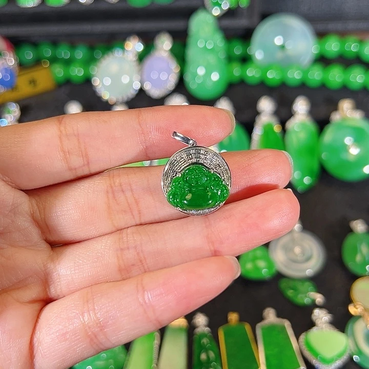 翡翠18K金镶嵌颈饰吊坠