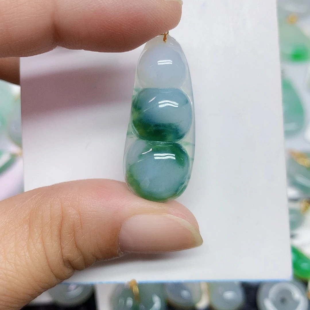 颈饰18K金镶嵌翡翠豆子