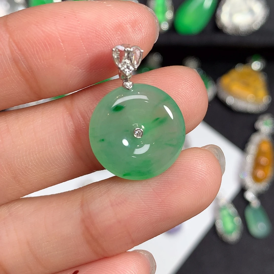 颈饰18K金镶嵌翡翠