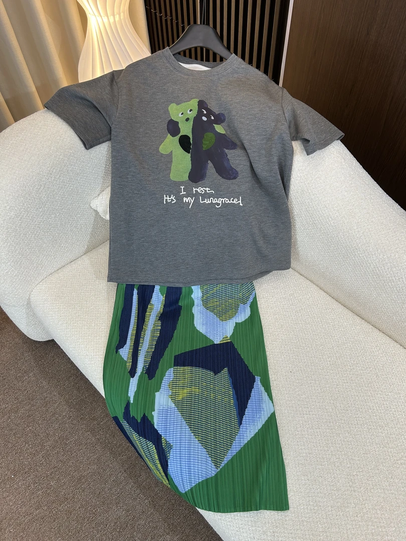 重工刺绣小熊短T+褶皱百搭松紧腰褶皱中长裙梨形身材套装M260206