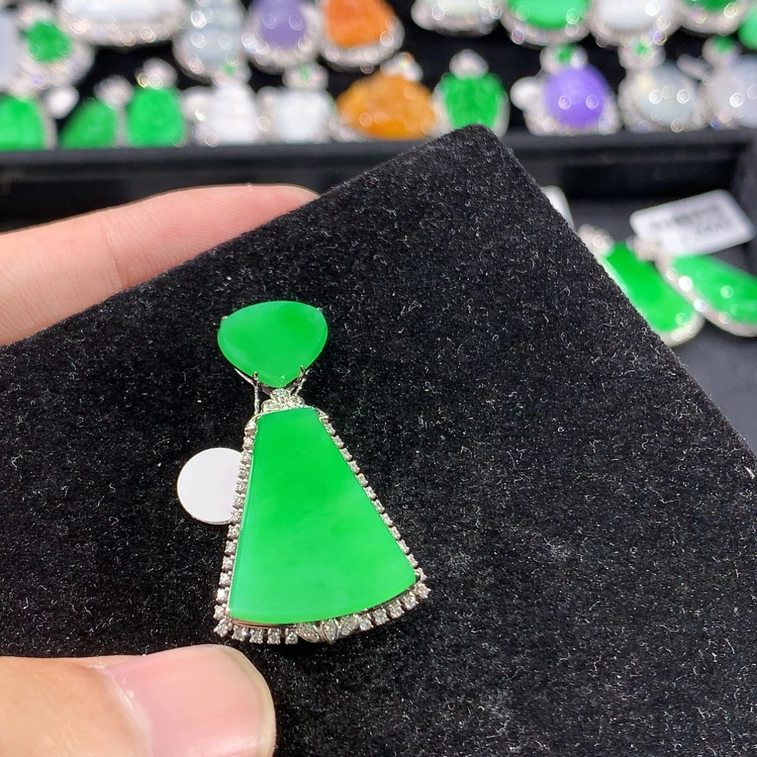 翡翠18K金镶嵌颈饰