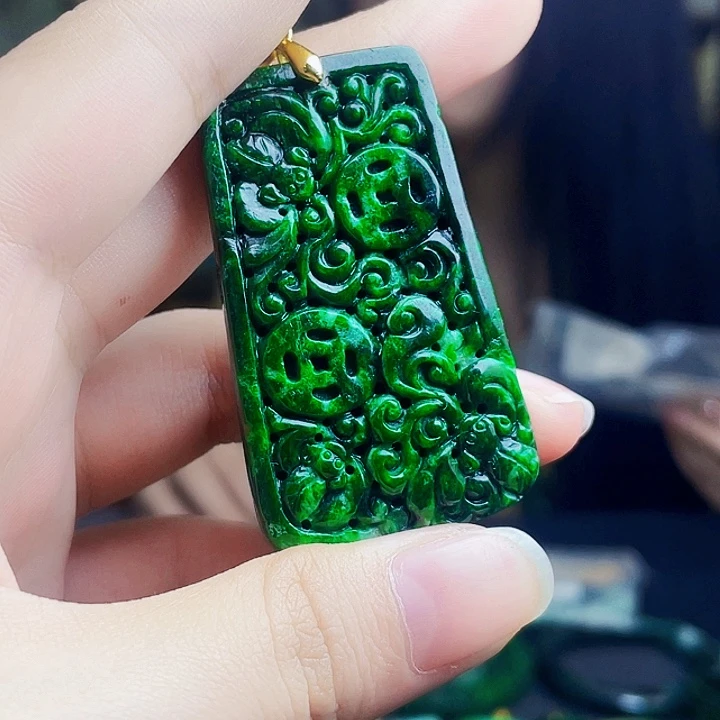 翡翠未镶嵌颈饰多样性