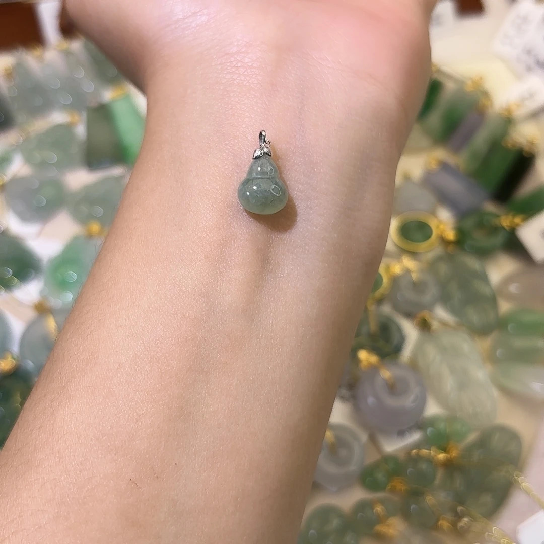 翡翠18K金镶嵌颈饰葫芦